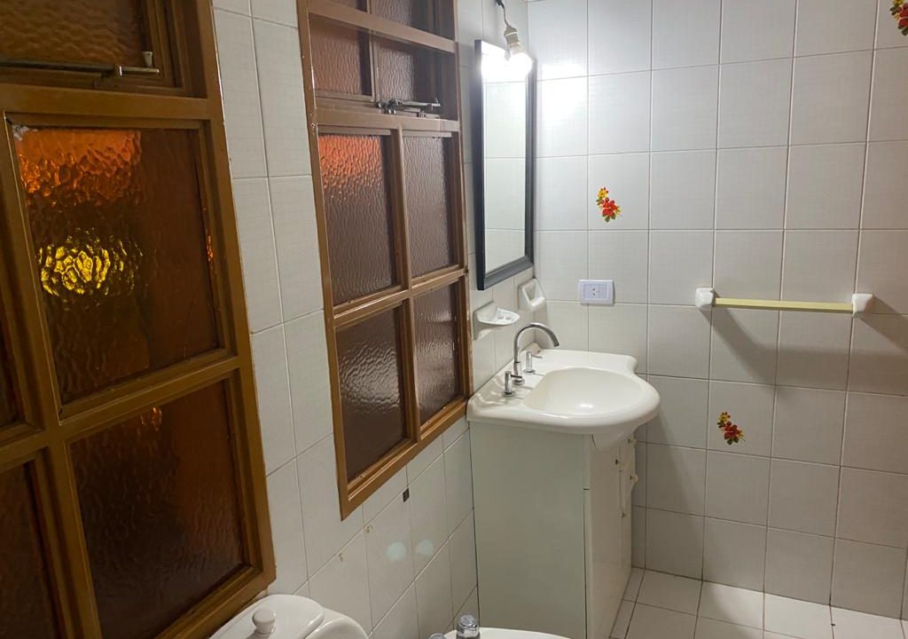 baño habitación toallero espejo